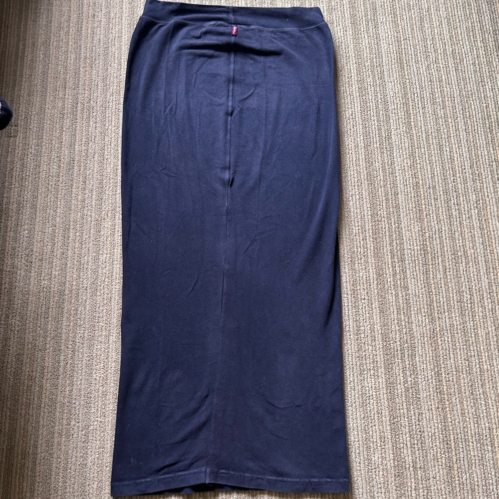 Black pencil hard tail skirt with closed slit